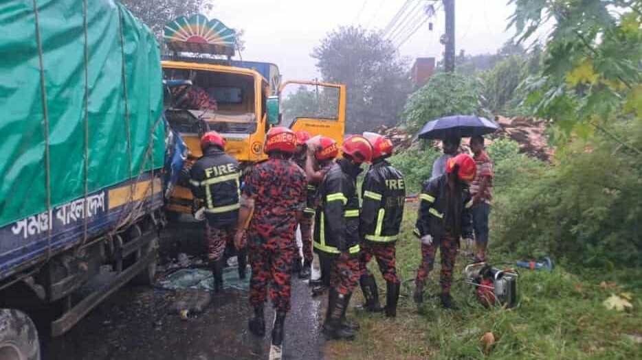 পাবনায় দুই ট্রাকের সংঘর্ষে প্রাণ গেল চালকের, আহত ৩